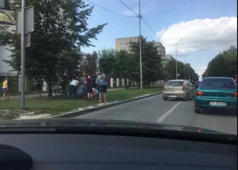 Дитину відкинуло на газон: У Львові Mazda збила 7-річного хлопчика