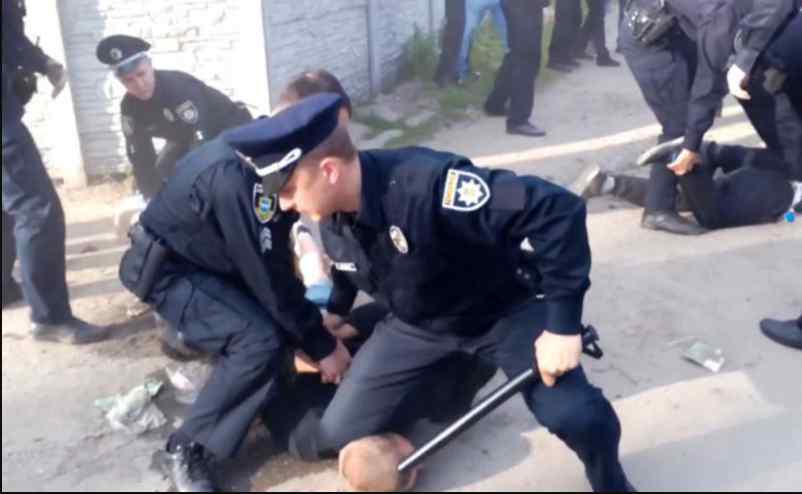 “Таких, як ти, треба знищувати”: Свавілля поліцейських на дорозі потрапило на відео