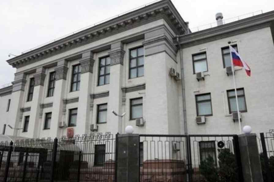 Поквитались? У Києві атакували консульство Росії, деталі інциденту