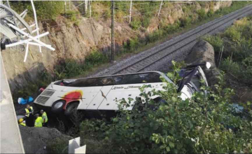 В Європі пасажирський автобус впав з моста, багато поранених і загиблих (ФОТО)