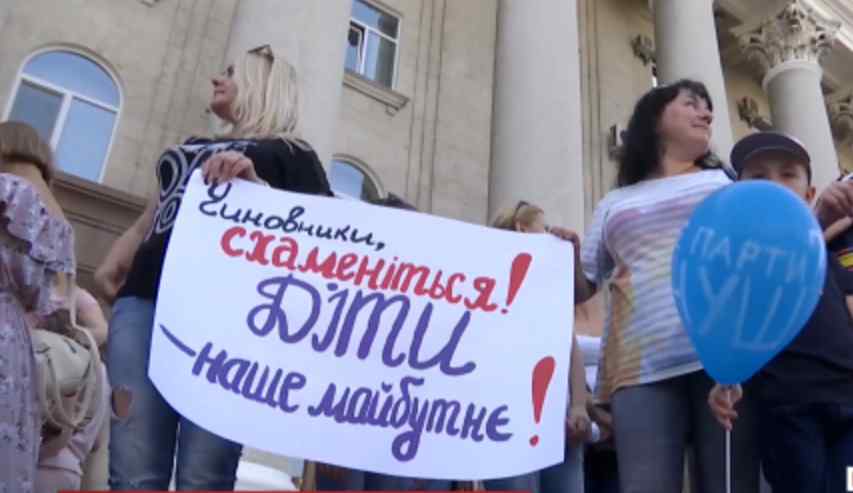 Нова українська школа для першокласників: батьки виходять на протести і розпилюють навпіл парти