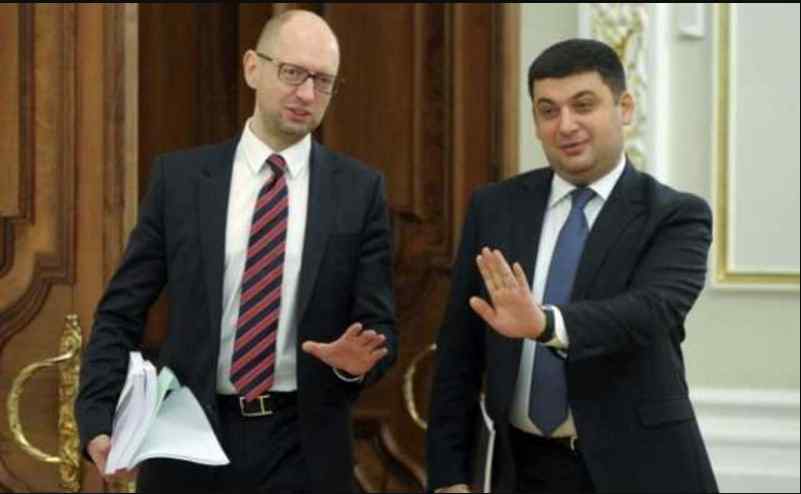 Журналіст розповів скільки Яценюк з Гройсманом “заробили” на схемах на митниці
