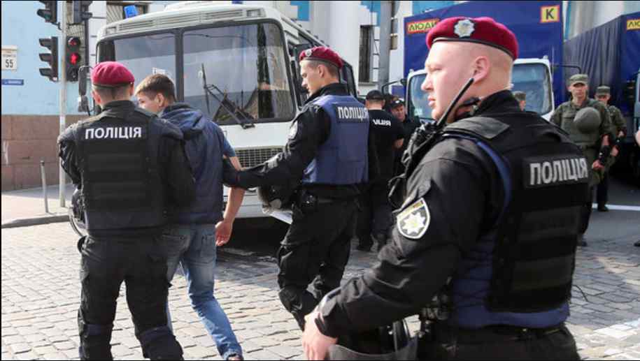 “Перевищили службові повноваженя”: У Львові обирають запобіжний захід патрульним, що підозрюються у вбивстві