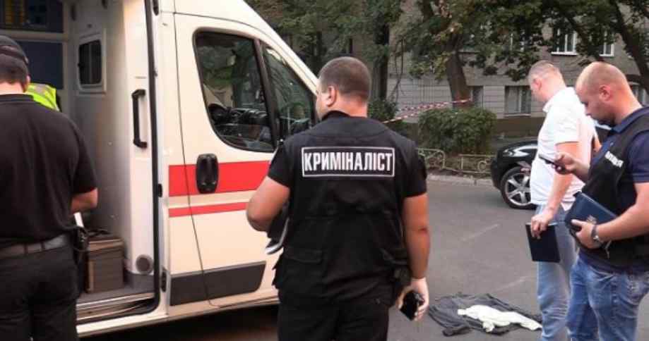 Ножем в шию: у Києві посеред білого дня жорстоко вбили чоловіка