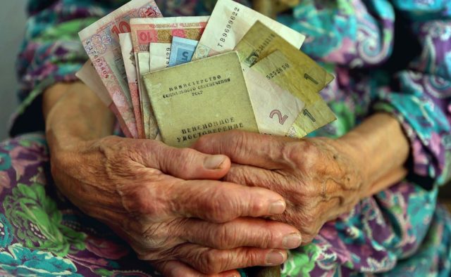 У серпні пенсійні виплати знову можуть затримати: Чого на цей раз потрібно очікувати українцям