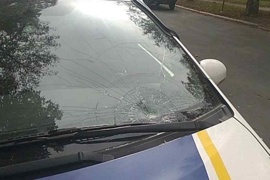 Прокатила на лобовому склі: в Україні поліцейська збила жінку на переході
