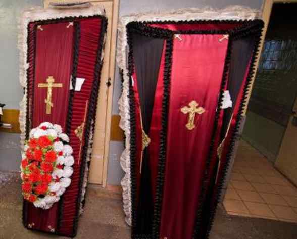 Два похорони в одній сім’ї: На Прикарпатті батько не зміг змиритися зі смертю власного сина