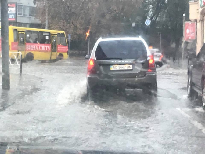 Годинна гроза з незначним дощем знову перетворила вулиці Львова в ріки: Перші деталі та фото