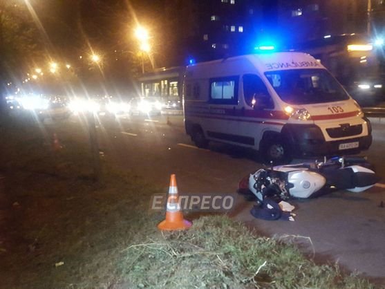 Викинув номера і втік: у Києві неадекватний “гонщик”  на шаленій швидкості збив жінку