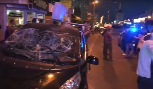 В Києві водій таксі на шаленій швидкості протаранив натовп людей, перші подробицім