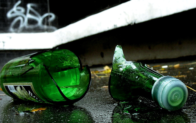 Хотіли перерізати горло розбитою пляшкою: підлітки намагалися вбити свою одногрупницю