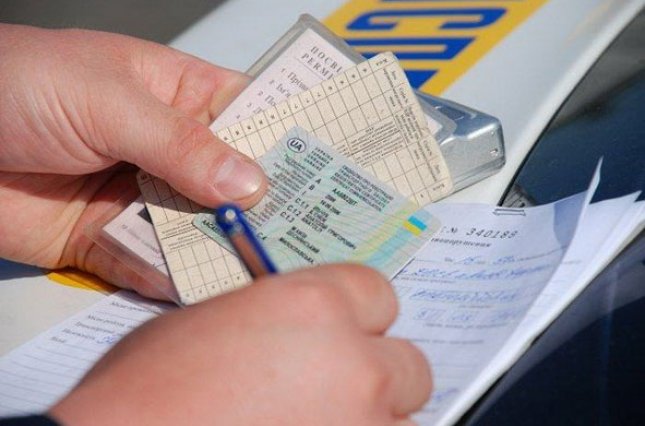Нові водійські права в Україні: кому таки доведеться поміняти документи