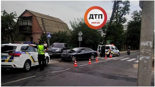 Моторошна аварія під Києвом: машина на шаленій швидкості відлетіла на подвір’я і розчавила чоловіка