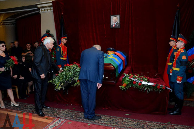“Підстригся і засмаг”:  На прощання з Захарченком прийшов “мертвий” Ташкент