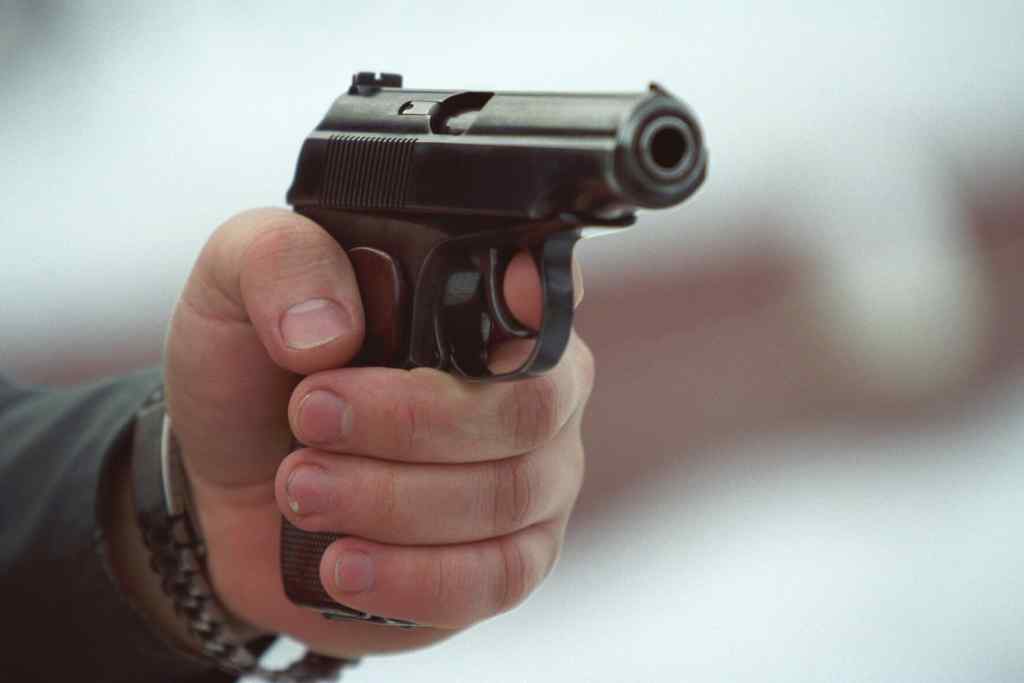 На Київщині неадекватний чоловік влаштував стрілянину на АЗС: є жертви