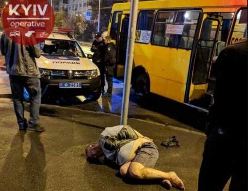 Зробив йому зауваження: у Києві п’яний пасажир маршрутки встромив у юнака ніж