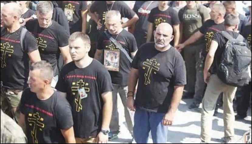 “Приготуйтеся до війни!”: Чому молодики у провокаційний футболках прийшли до Почаївської лаври