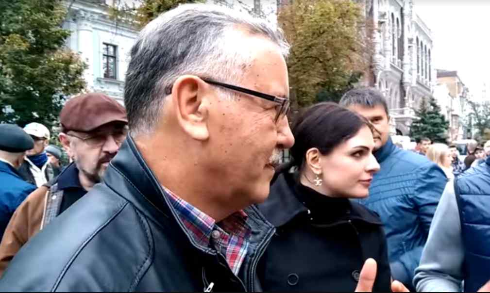 “Ти така ж п@даль як і Порошенко!”: Мітингувальники на Банковій напали на Анатолія Гриценка