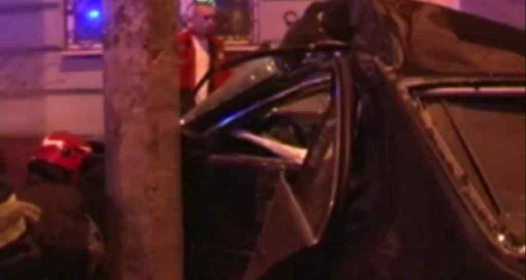 Небезпечна ДТП: У Львові BMW вилетів на тротуар і врізався у стовп