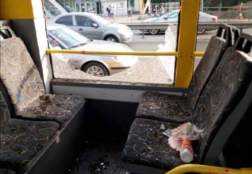 Серед білого дня: чоловік влаштував стрілянину в київському тролейбусі
