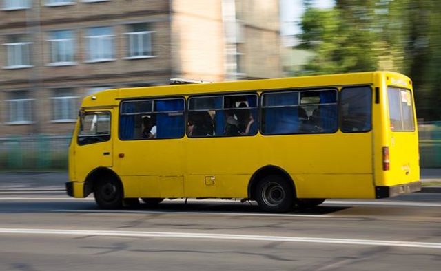 Звичайний конфлікт у маршрутці закінчився трагедією: В Києві помер чоловік, після того, як його виштовхнули з маршрутки