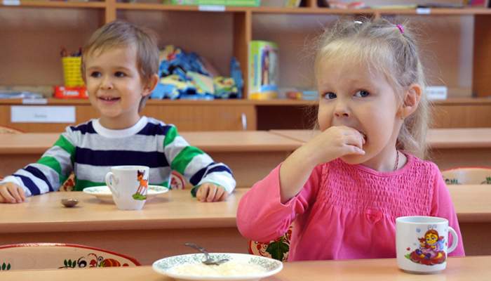 “Я її відклав, але вона все одно якось потрапила”: В Києві у дитсадку  дитина разом з супом з’їла на обід дріт