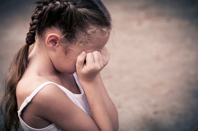 “Душили і погрожували проломити череп”: В Рівному старшокласниці жорстко поглумились над 10-річною дівчинкою