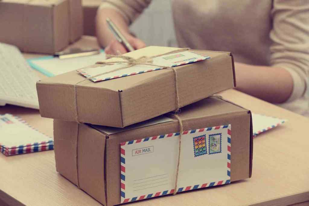 Вже з нового року українцям доведеться платити податок за посилки: пошта лякає колапсом