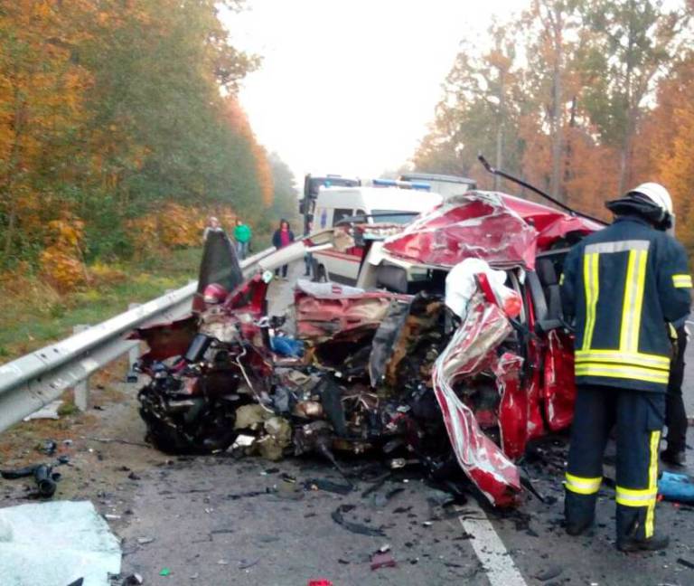 Моторошна ДТП на Київщині: Легковик на шаленій швидкості врізався в вантажівку, є жертви