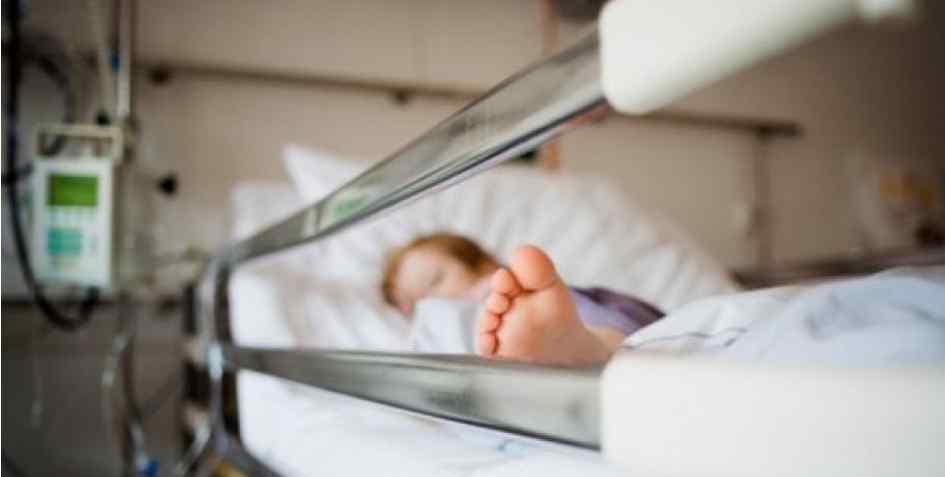 За життя немовлят борються лікарі: У Дніпрі горе матір довела до тяжкого виснаження та отруєння двох близнюків