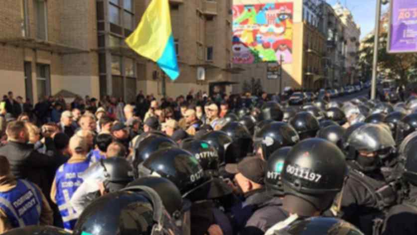 У центрі Києва День захисника України переріс в масові зіткнення між активістами і поліцією, перші подробиці