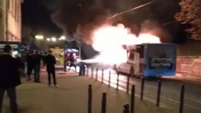 Полум’я миттєво охопило весь автобус: Вночі у центрі Львова під час руху загорілась маршрутка