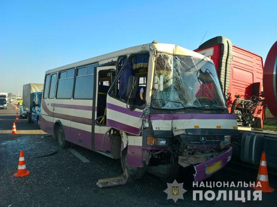 Моторошна аварія на Львівщині: Рейсова маршрутка врізалася у вантажівку, перші подробиці