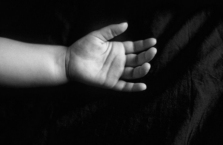 “На живіт породіллі дитя поклали вже мертвим”: Після важкої травми в пологовому будинку померло немовля
