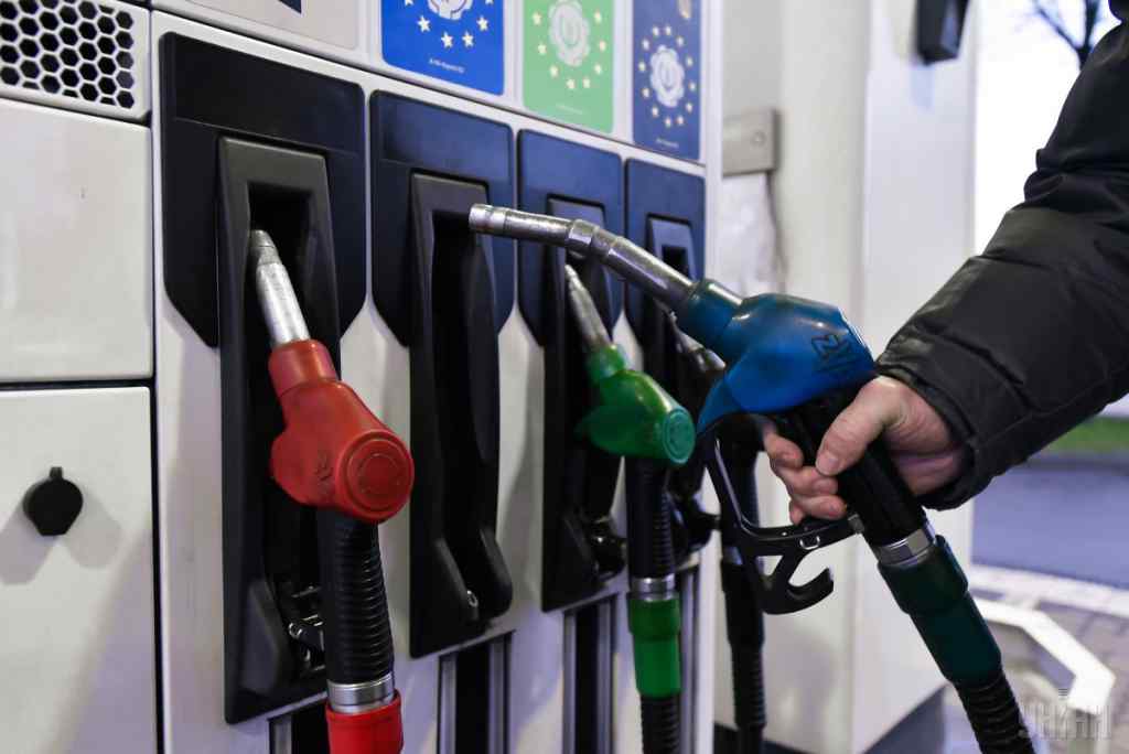 Бензин по 40 гривень: коли українцям чекати нового удару