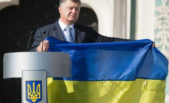 “Впав під ноги”:  Херсоні під час візиту Порошенко впав державний прапор