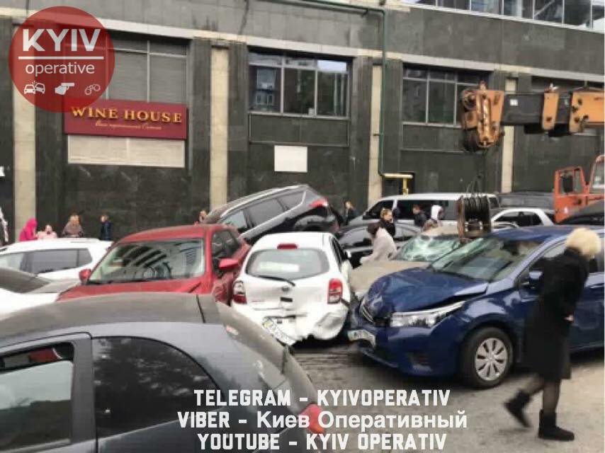 У центрі Києва КамАЗ без гальм зніс 10 авто: перші подробиці моторошної ДТП