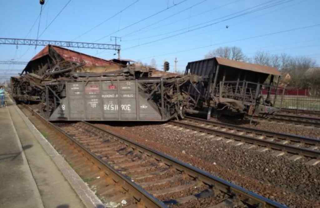 Небезпечна подія на Львівщині:  зійшов з рейок товарний поїзд