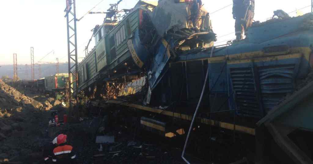 Моторошна аварія: На Дніпропетровщині зіткнулися два потяги,є жертви