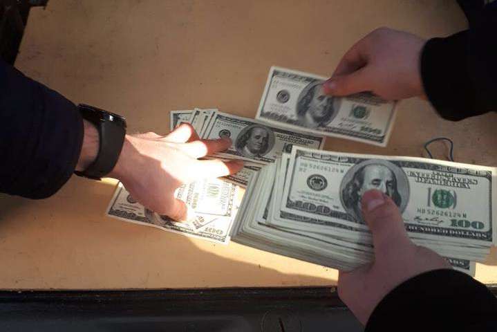 Вимагав $15 тисяч: На хабарі затримали посадовця ГПУ