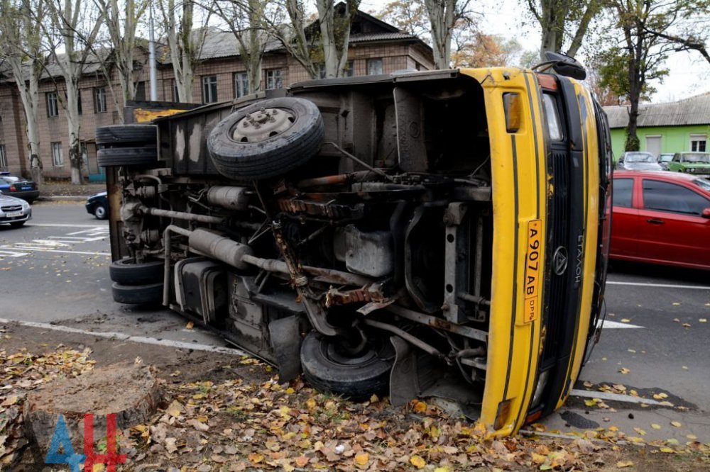 В результаті аварії перекинувся автобус з людьми: семеро чоловік постраждало