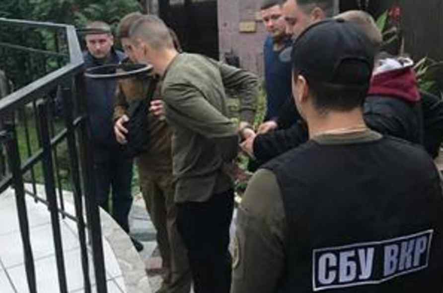 Розповсюджував наркотики: на Львівщині на солдата одягли наручники