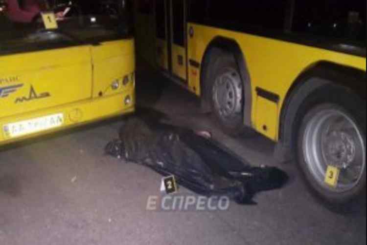 “Стальні обійми”:  Невинну жінку насмерть затиснуло між автобусами