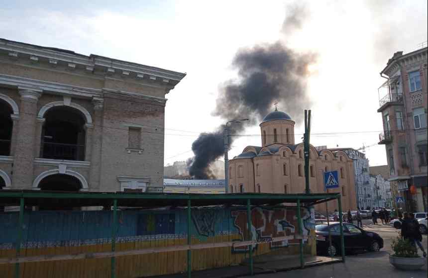 Над Києвом піднімаються клуби чорного диму: горить будівля біля посольства Нідерландів