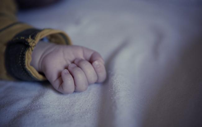 “Дитина лежала біля ліфта закутана ковдрою”: У під’їзді багатоповерхівки знайшли немовля