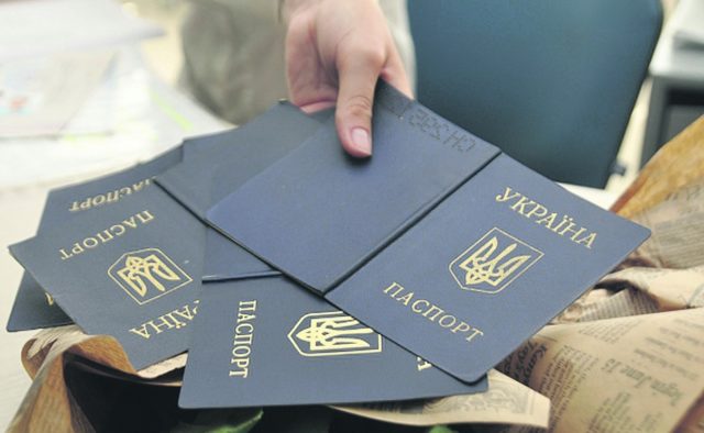 Величезні штрафи, підняття тарифів та ID-картки замість паперових паспортів: Що зміниться з 1 листопада