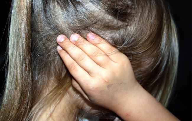 Поки матері не було дома:На Дніпропетровщині неадекватний чоловік зґвалтував 8-річну дівчинку