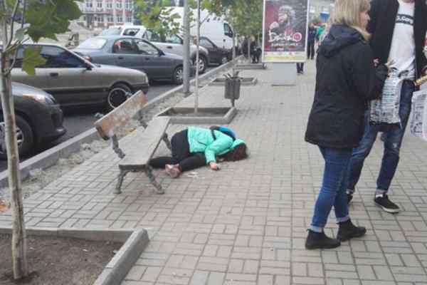 Помирала прямо на вулиці і ніхто не звертав увагу: під Києвом стався кричущий інцидент з 14-річною дівчинкою