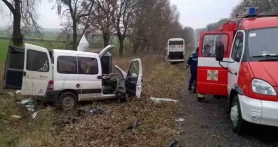 Моторошна ДТП на Львівщині: легковик врізався у пасажирський автобус, є загиблі