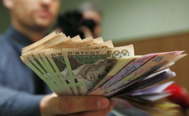 Різке зниження заробітних плат: влада приготувала українцям неприємний сюрприз